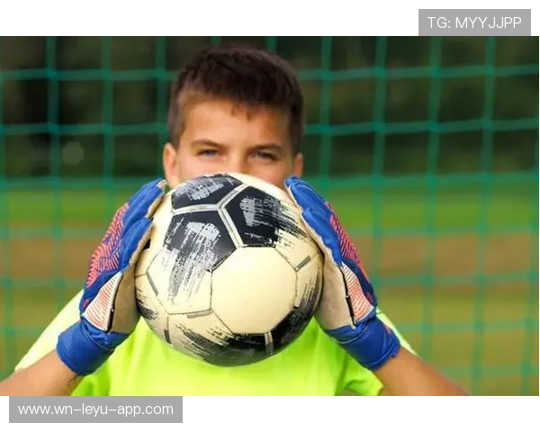 手球判罚为何常引争议，裁判如何精准判断规则界限