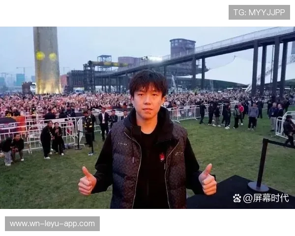 王楚钦训练完直接拎着爱马仕去吃路边摊？