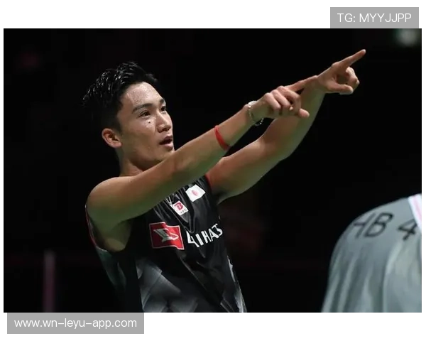 桃田贤斗去买奶茶排队，一身运动装豪气得不像运动员了！