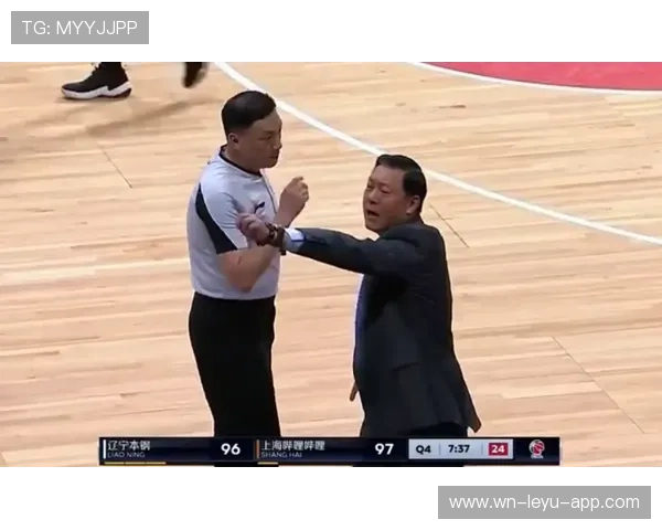 拉人犯规判罚标准及裁判判定关键规则详解